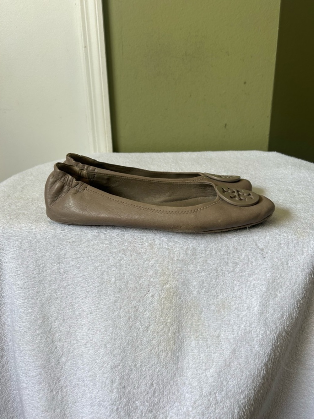 Tory Burch Taupe Leather Logo Medallion Ballet Flats - Picture 4 of 16